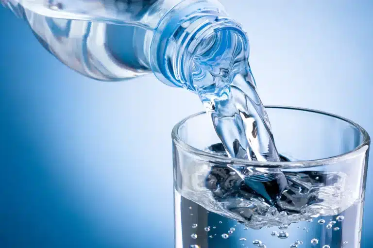 bouteille d'eau versé dans un verre