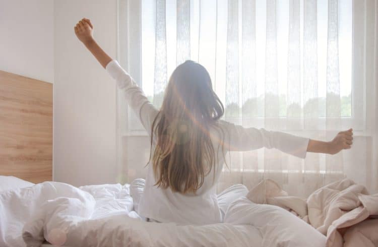 femme qui s'etire dans son lit