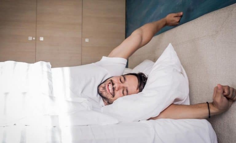 homme qui se reveille dans son lit